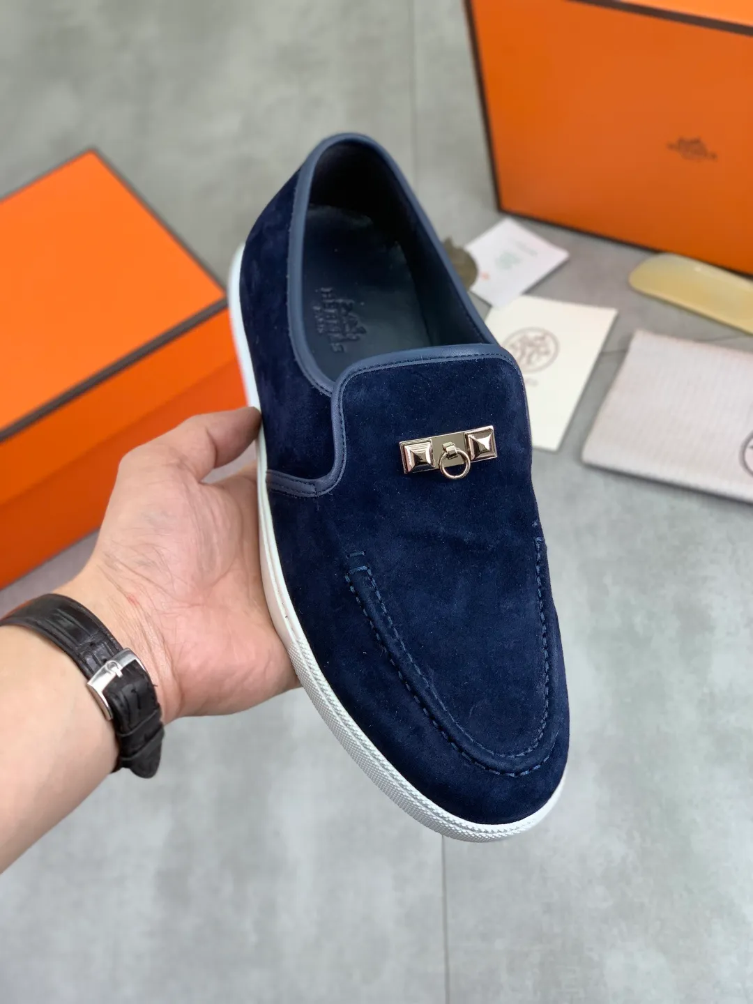 Factory price P600 New style Top version Original order Hermes Men's Drift Sneaker Spring new casual sports shoes Original purchase, development, production H family men's classic series, technical breathable fabrics with cowhide Casual sports shoes Casual sports dad shoes combine high-tech breathable materials and cowhide, H family exclusive button decoration on the side The outsole is full of H italic design and bright colors to show vitality and continue the brand design inspiration. Stroll around the city lightly and feel free and comfortable. Delivered in exquisite packaging🛍📦 ▪️Fabric: original customized breathable material + first layer of frosted cowhide ▪️Inner: cowhide feet ▪️Outsole: molded and evacuated PU+TPU material ▪️Size: 35-45 Multiple colors available Premium packaging